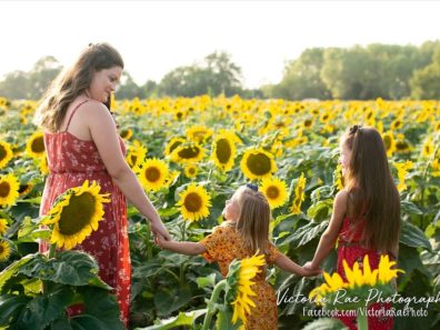 Kourtney Childers A Mom Her Daughters In A Beautiful Kansas Sunflower Field
